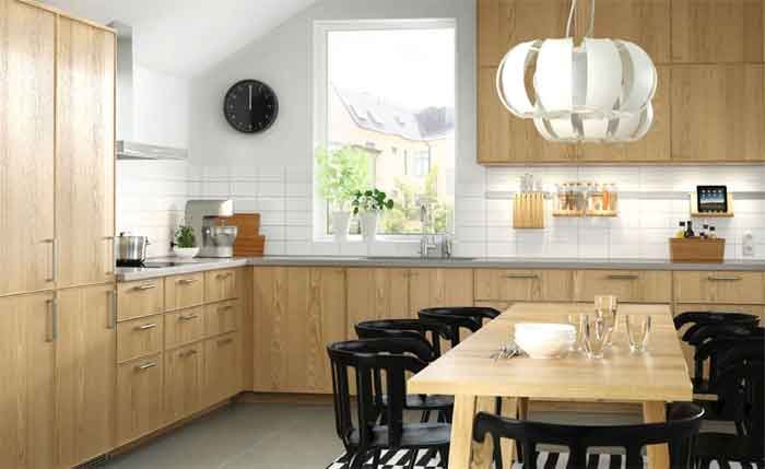 L shaped kitchen with breakfast table