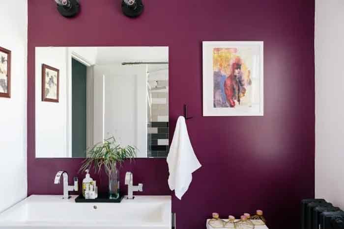 dramatic wall paint small bathroom