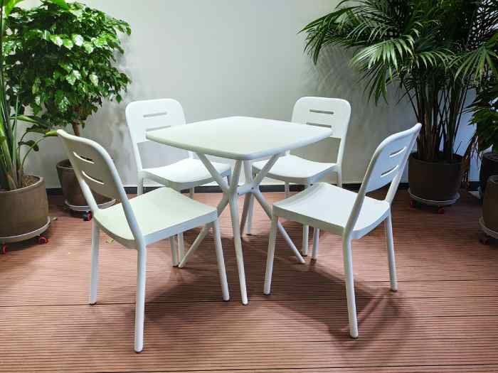 Advantages of Plastic Dining Tables