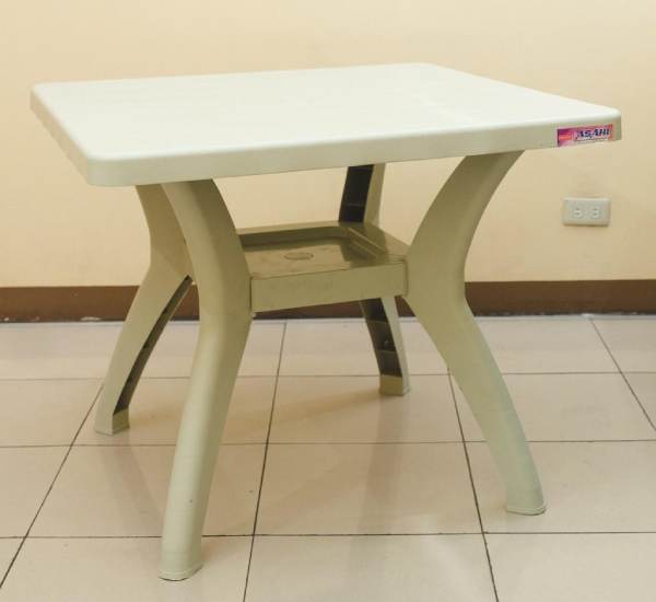 right shape of plastic dining table