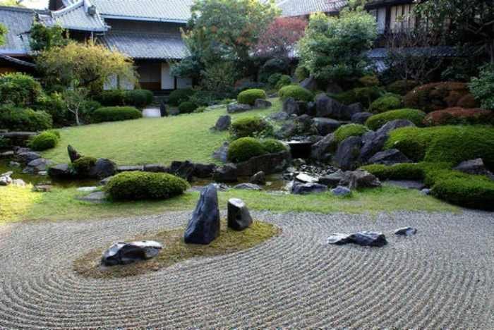 Use Gravel or Sand in japanese garden design