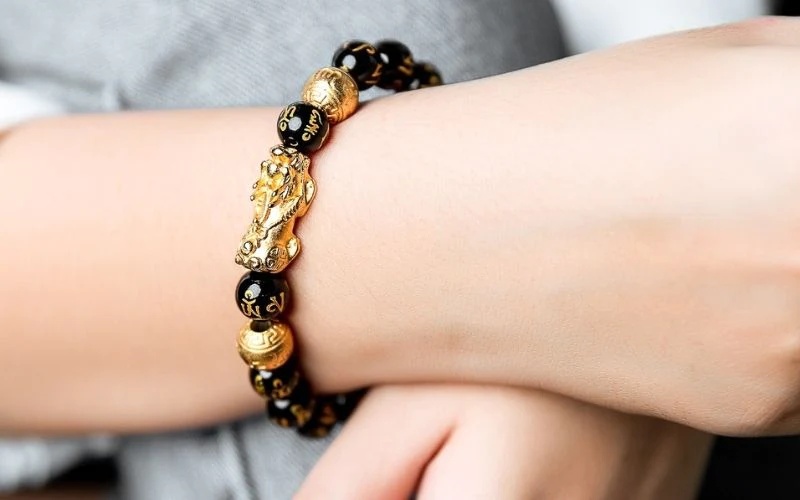 Where-can-one-wear-a-feng-shui-bracelet