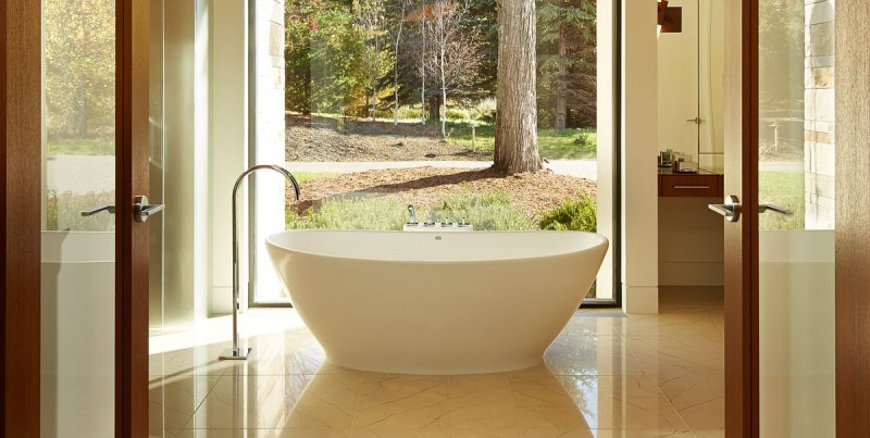 Curved-bathtub-for-curvy-and-appealing-look